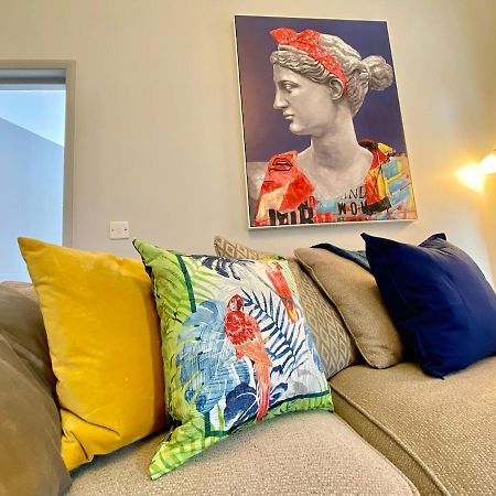 Beautiful Apartment - 5 Minute Walk To The Best Beach! - Great Location - Parking - Fast Wifi - Smart Tv - Newly Decorated - Sleeps Up To 4! Close To Bournemouth & Poole Town Centre Exterior photo