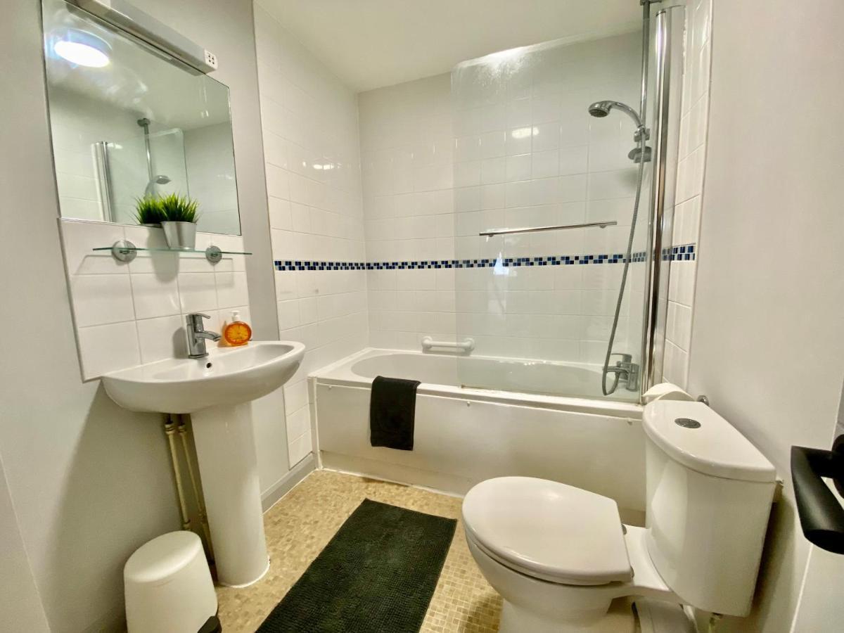 Beautiful Apartment - 5 Minute Walk To The Best Beach! - Great Location - Parking - Fast Wifi - Smart Tv - Newly Decorated - Sleeps Up To 4! Close To Bournemouth & Poole Town Centre Exterior photo
