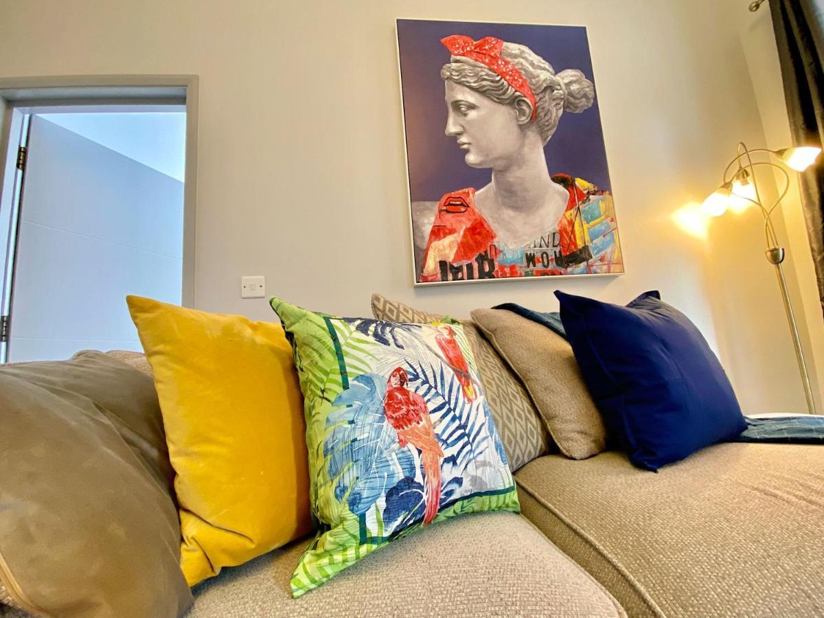 Beautiful Apartment - 5 Minute Walk To The Best Beach! - Great Location - Parking - Fast Wifi - Smart Tv - Newly Decorated - Sleeps Up To 4! Close To Bournemouth & Poole Town Centre Exterior photo