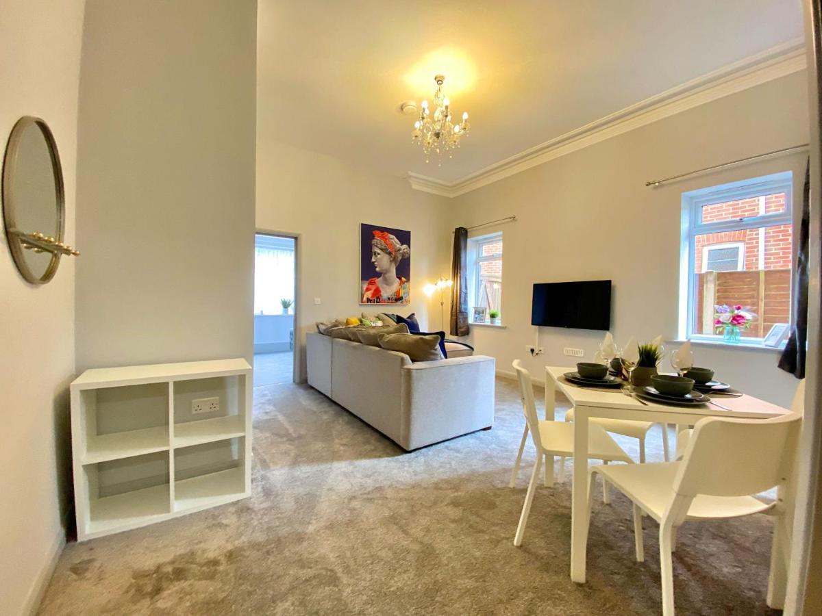 Beautiful Apartment - 5 Minute Walk To The Best Beach! - Great Location - Parking - Fast Wifi - Smart Tv - Newly Decorated - Sleeps Up To 4! Close To Bournemouth & Poole Town Centre Exterior photo