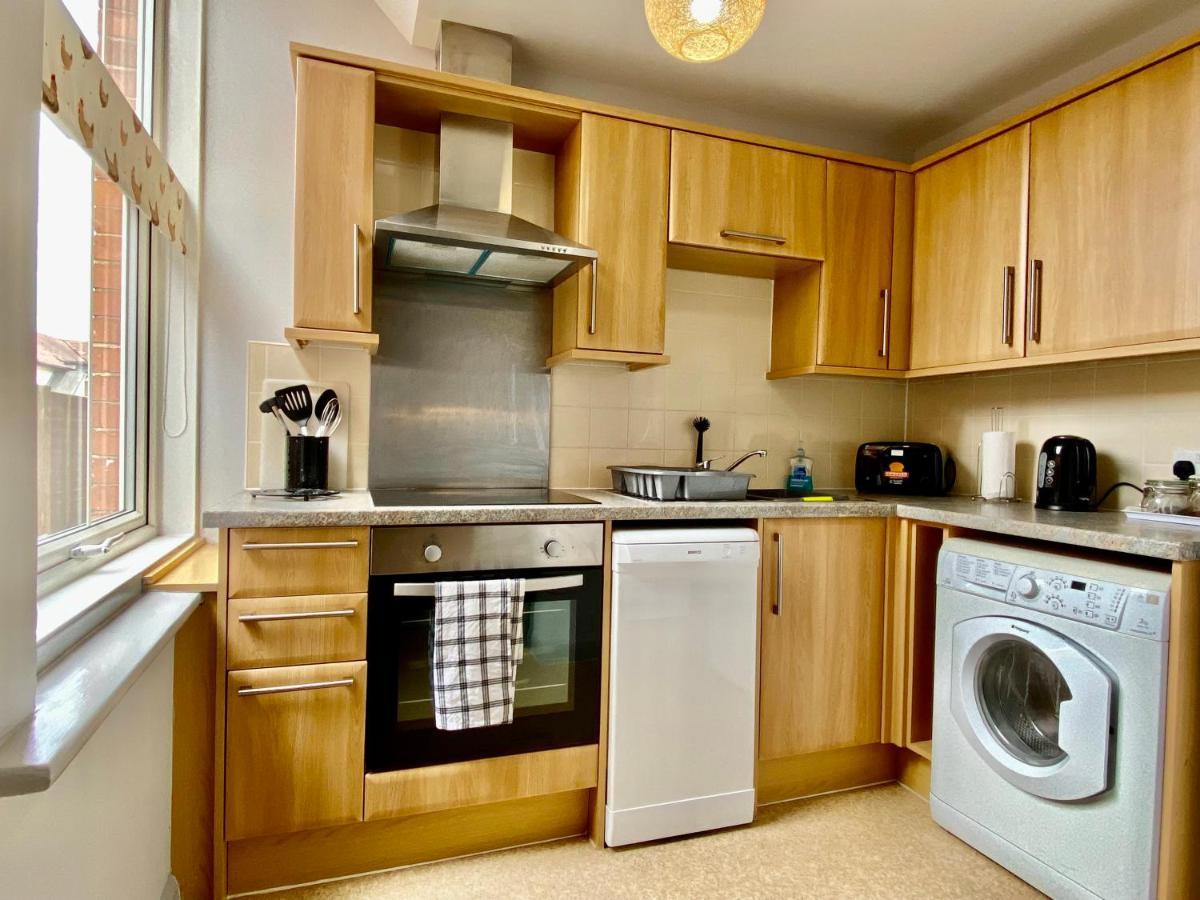 Beautiful Apartment - 5 Minute Walk To The Best Beach! - Great Location - Parking - Fast Wifi - Smart Tv - Newly Decorated - Sleeps Up To 4! Close To Bournemouth & Poole Town Centre Exterior photo