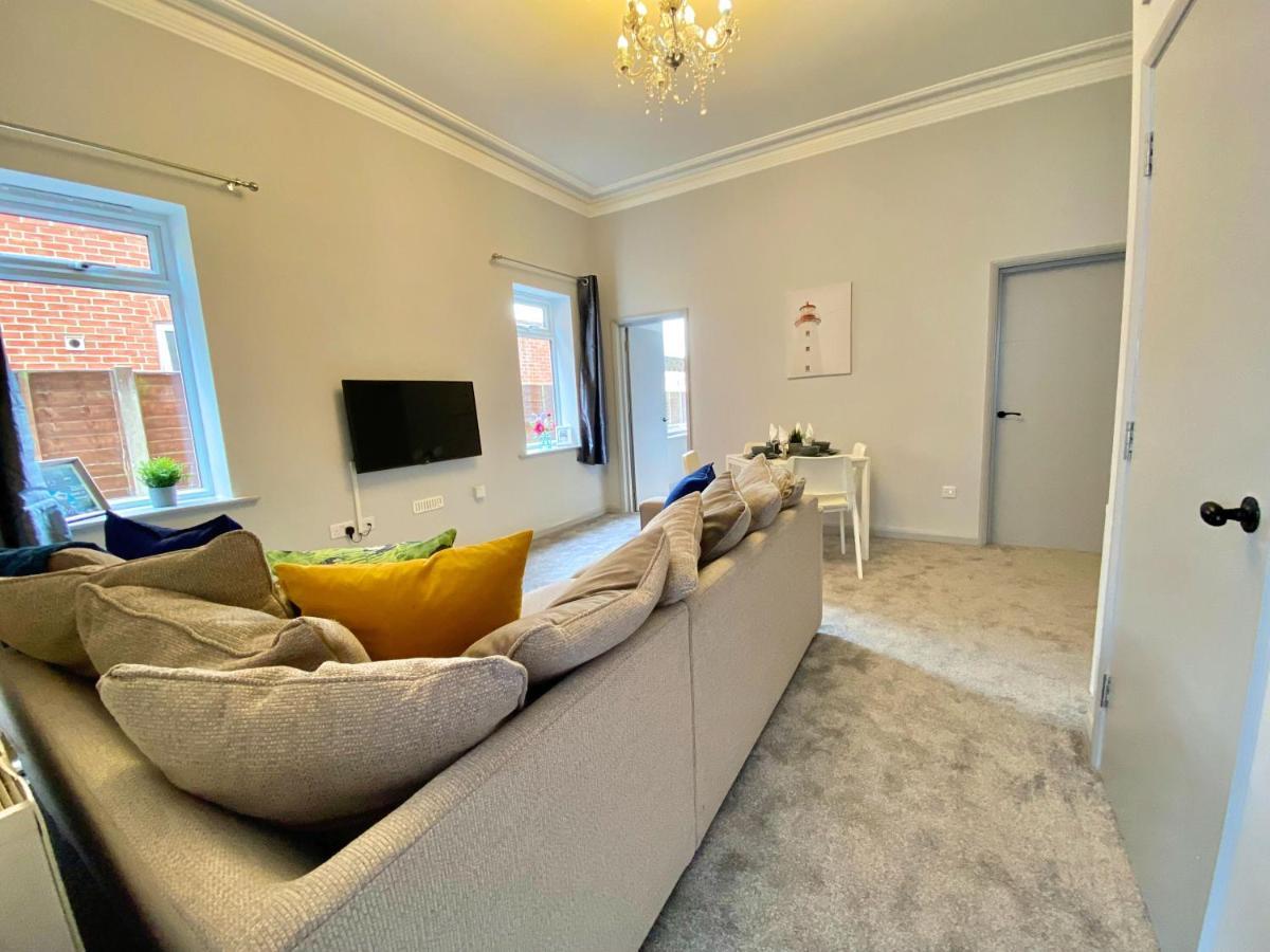 Beautiful Apartment - 5 Minute Walk To The Best Beach! - Great Location - Parking - Fast Wifi - Smart Tv - Newly Decorated - Sleeps Up To 4! Close To Bournemouth & Poole Town Centre Exterior photo
