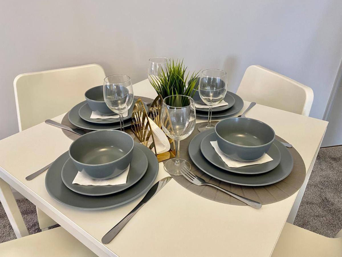 Beautiful Apartment - 5 Minute Walk To The Best Beach! - Great Location - Parking - Fast Wifi - Smart Tv - Newly Decorated - Sleeps Up To 4! Close To Bournemouth & Poole Town Centre Exterior photo