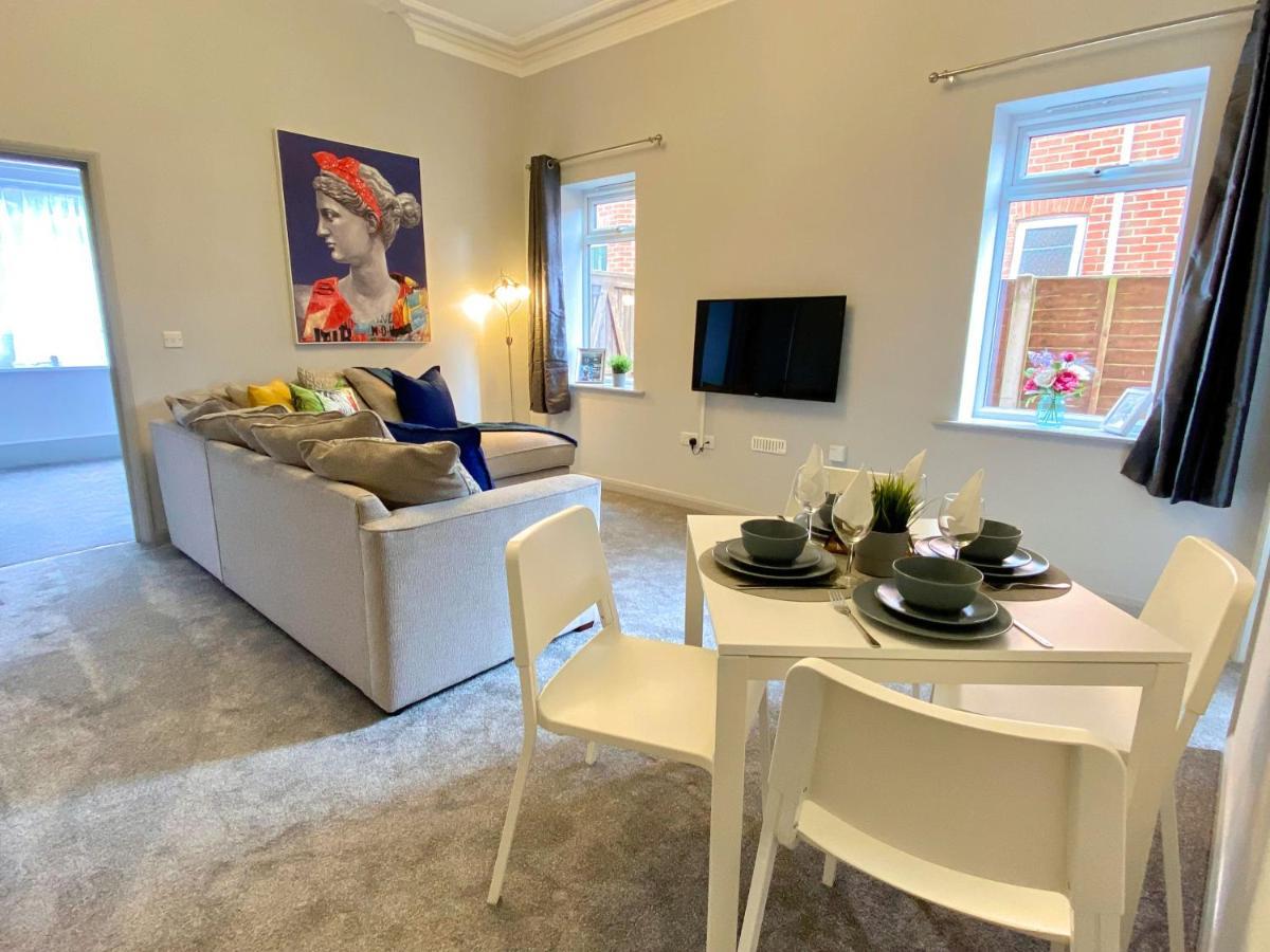 Beautiful Apartment - 5 Minute Walk To The Best Beach! - Great Location - Parking - Fast Wifi - Smart Tv - Newly Decorated - Sleeps Up To 4! Close To Bournemouth & Poole Town Centre Exterior photo