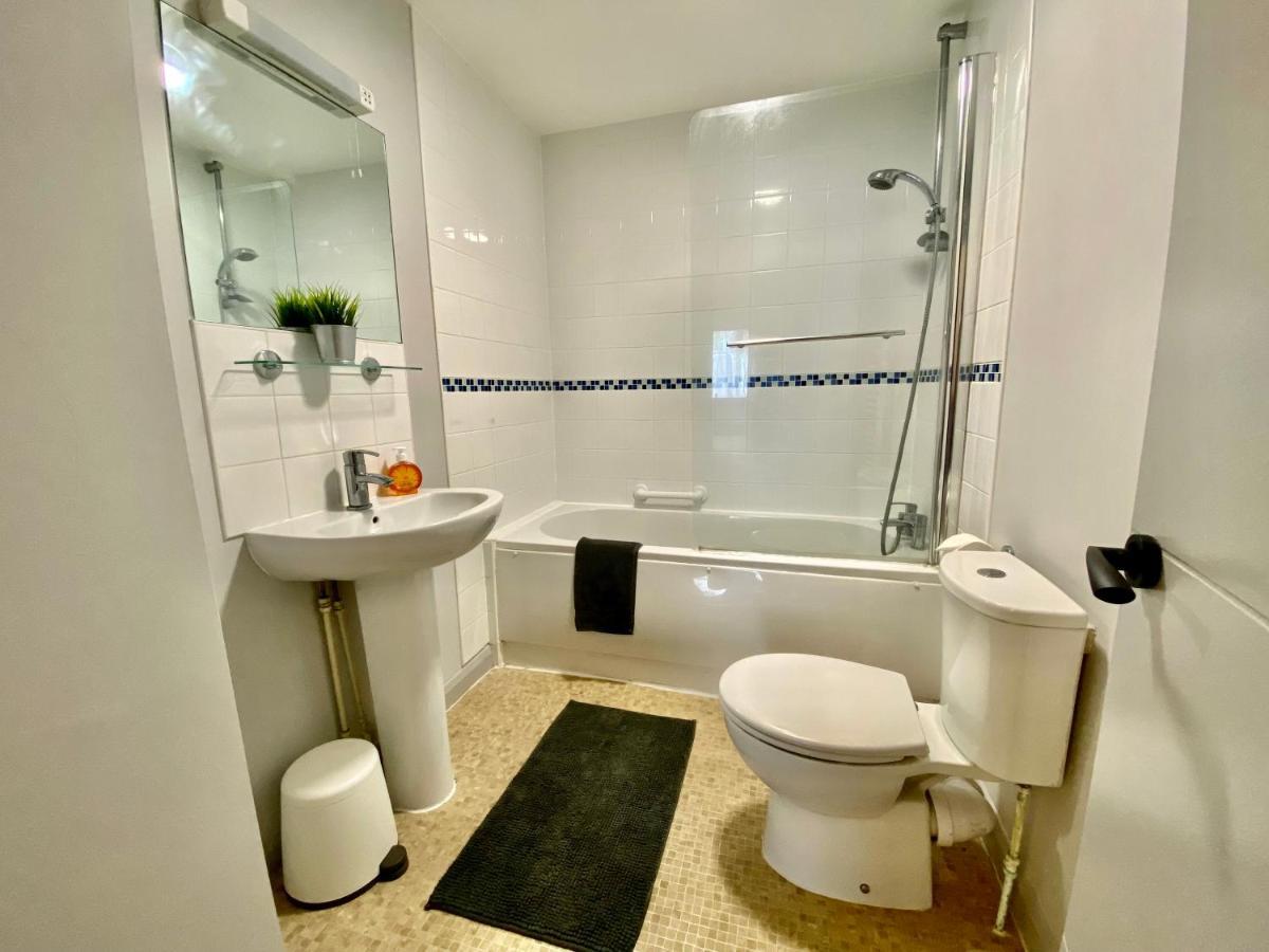 Beautiful Apartment - 5 Minute Walk To The Best Beach! - Great Location - Parking - Fast Wifi - Smart Tv - Newly Decorated - Sleeps Up To 4! Close To Bournemouth & Poole Town Centre Exterior photo